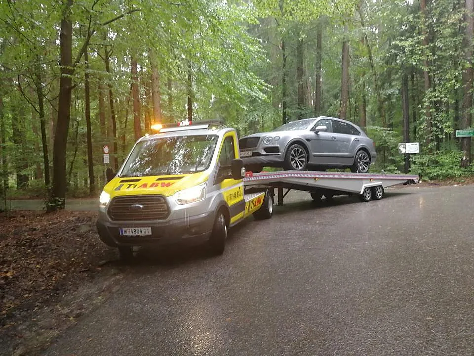 Auto wird von der T1 ABW Abschleppdienst GmbH abgeschleppt