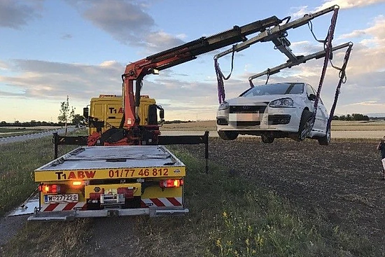 Auto wird von der T1 ABW Abschleppdienst GmbH abgeschleppt